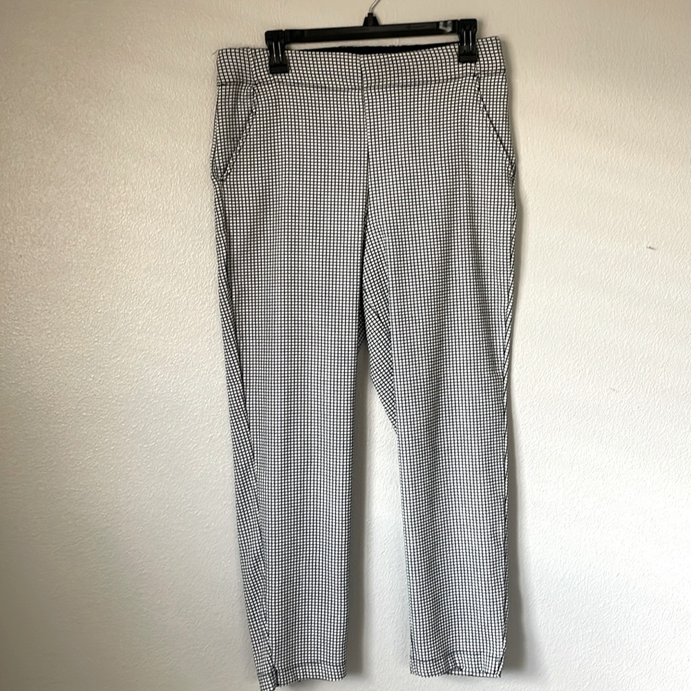 Max Studio pull-on capri’s.